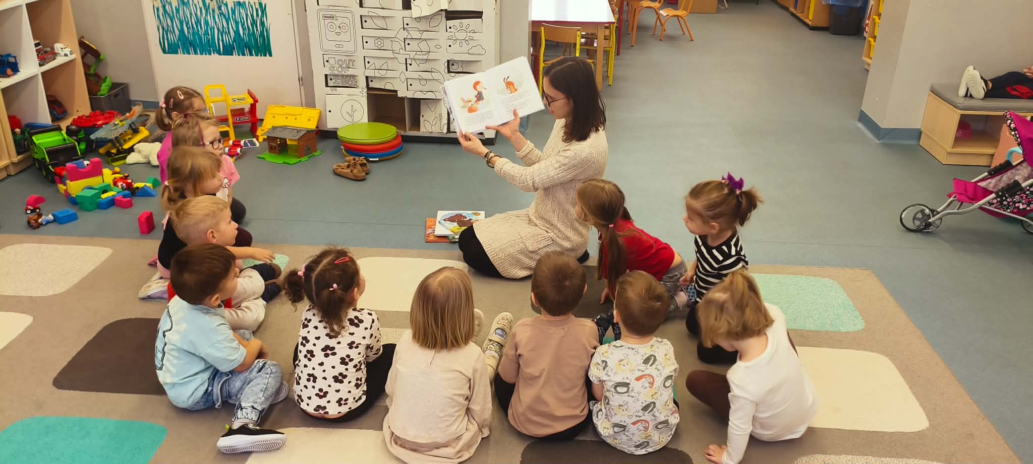 SPOTKANIE Z BAJKĄ (8 I 2026), GR. ,,BIEDRONKI” I ,,SMERFY”