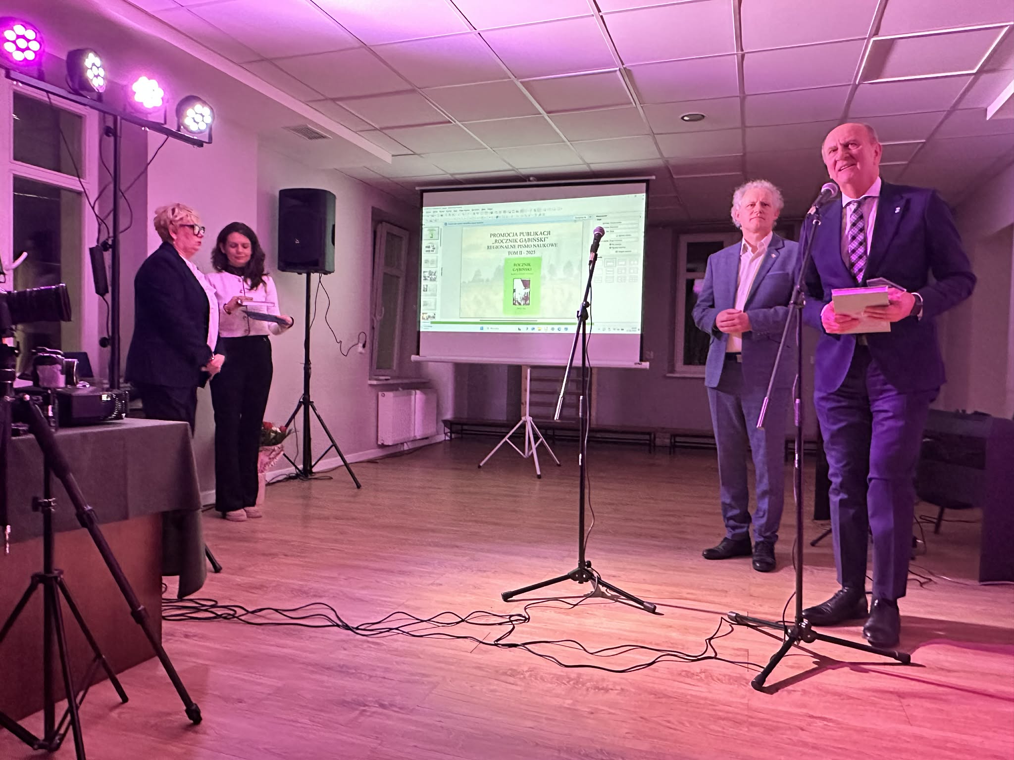 Krótkie fragmenty nagrania z uroczystości promocji publikacji „Rocznik Gąbiński” Regionalne Pismo Naukowe