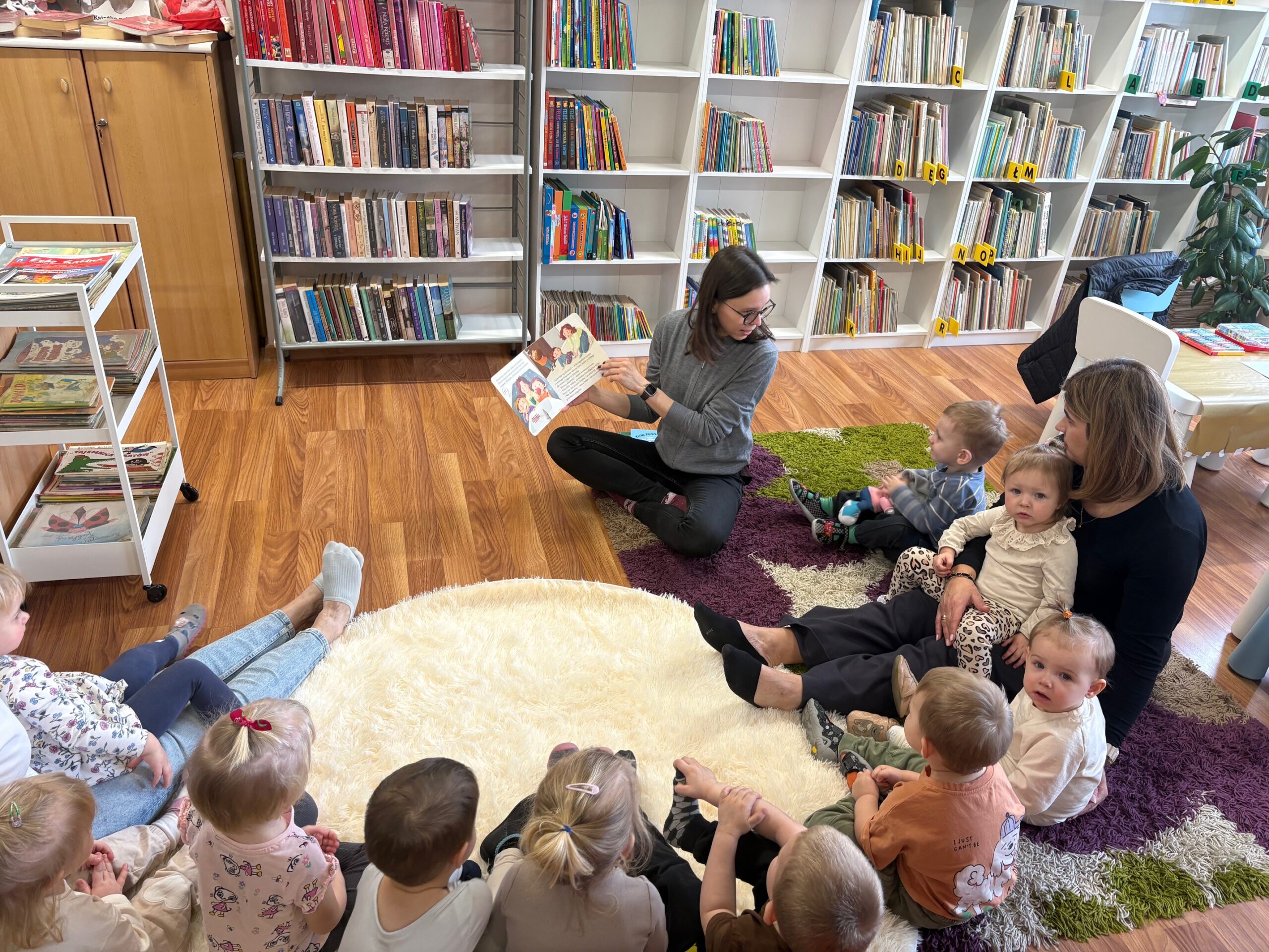 Spotkanie z bajką z dziećmi ze Żłobka Samorządowego w Dobrzykowie (18.2.2026 r.)